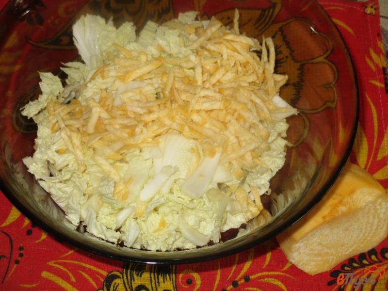 Фото приготовление рецепта: Салат с репой и пекинской капустой шаг №2