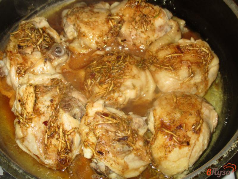 Фото приготовление рецепта: Куриные бедра жареные на сковороде шаг №3