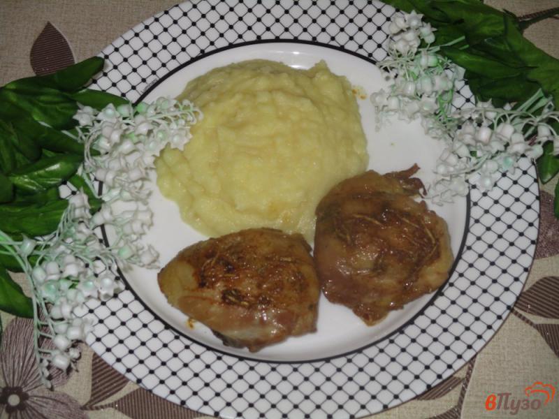 Фото приготовление рецепта: Куриные бедра жареные на сковороде шаг №4