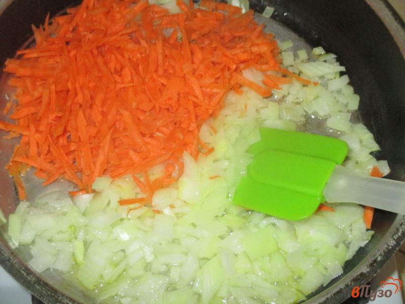 Фото приготовление рецепта: Пеленгас тушеный в сковороде на овощной подушке шаг №1