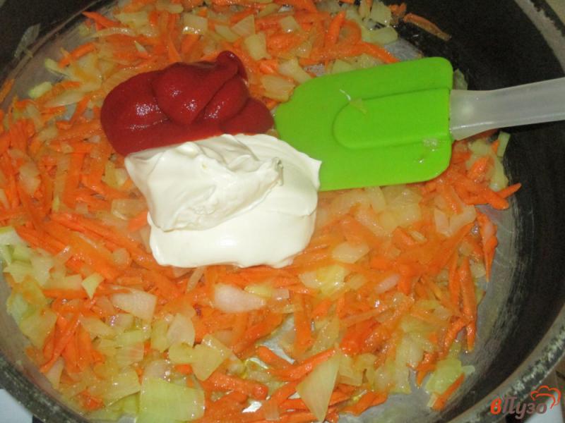 Фото приготовление рецепта: Пеленгас тушеный в сковороде на овощной подушке шаг №2