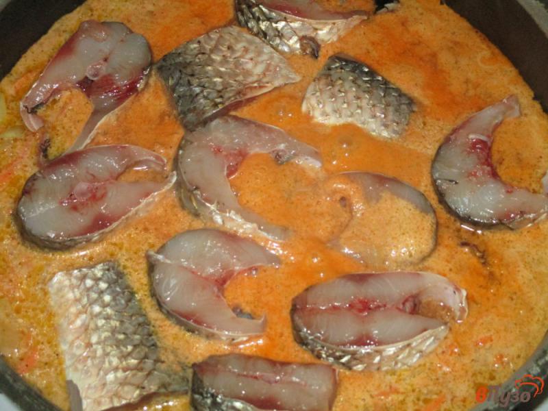 Фото приготовление рецепта: Пеленгас тушеный в сковороде на овощной подушке шаг №3