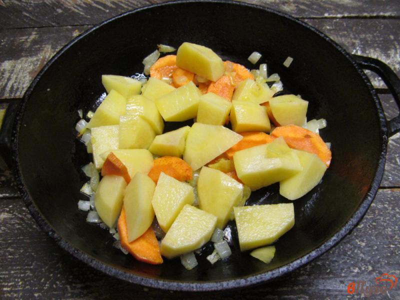 Фото приготовление рецепта: Постное рагу из картофеля с фасолью и капустой шаг №2