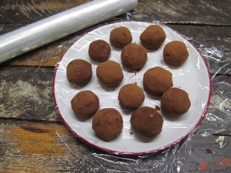 Фото приготовление рецепта: Домашние конфеты из творога с изюмом шаг №11