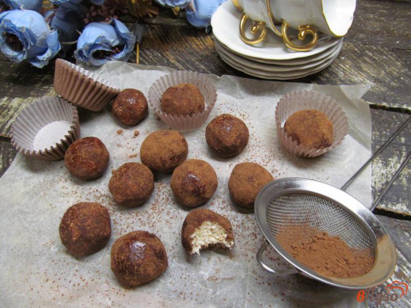 Фото приготовление рецепта: Домашние конфеты из творога с изюмом шаг №12