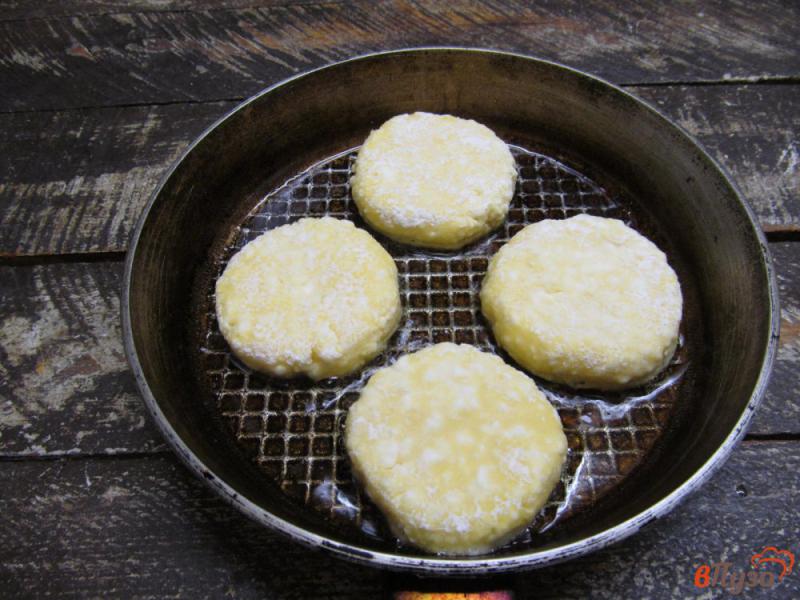 Фото приготовление рецепта: Сырники на рисовой муке шаг №7