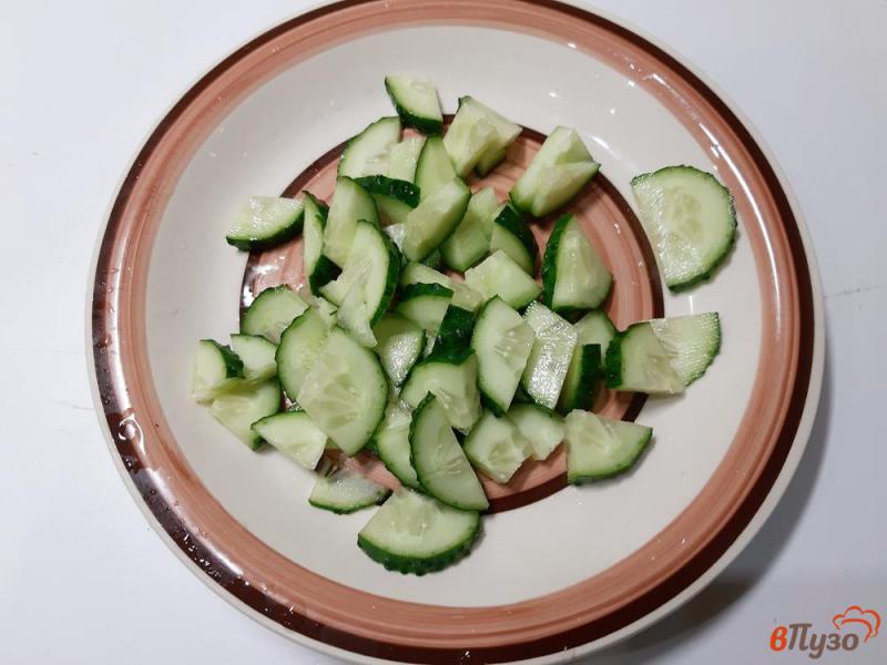 Фото приготовление рецепта: Салат из огурцов с фетой и маслинами шаг №2