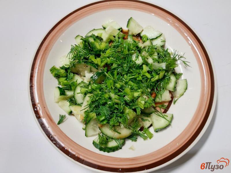 Фото приготовление рецепта: Салат из огурцов с фетой и маслинами шаг №3