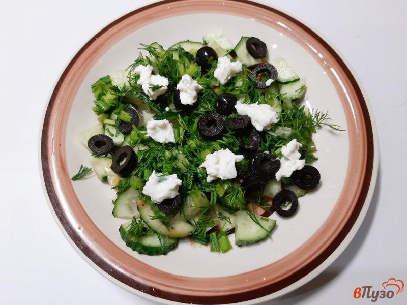 Фото приготовление рецепта: Салат из огурцов с фетой и маслинами шаг №5