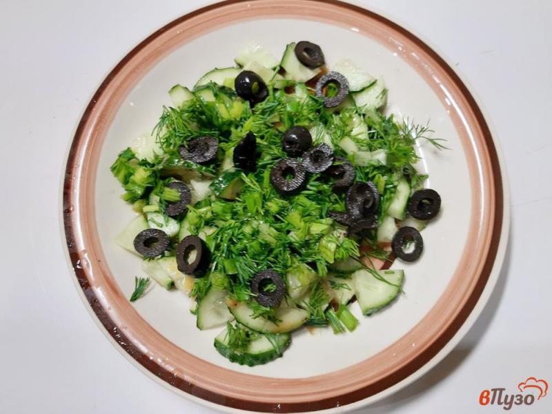 Фото приготовление рецепта: Салат из огурцов с фетой и маслинами шаг №4