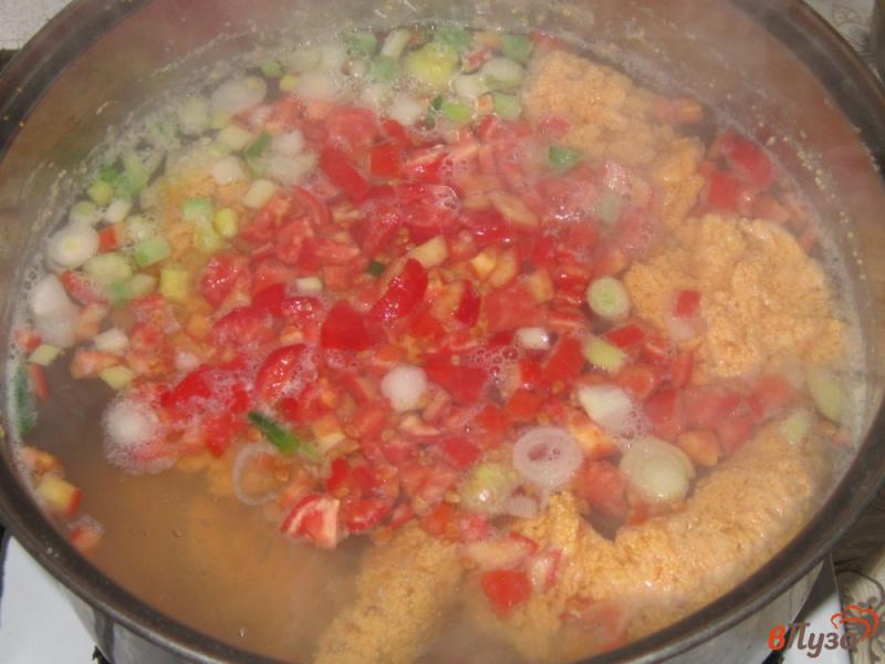 Фото приготовление рецепта: Суп из икры шарана с помидорами и картофелем шаг №2