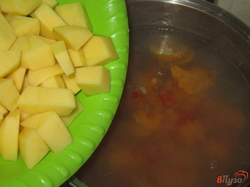 Фото приготовление рецепта: Суп из икры шарана с помидорами и картофелем шаг №3
