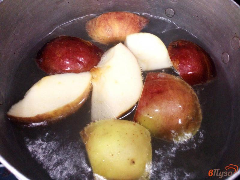 Фото приготовление рецепта: Компот из клубники, лимона и яблок шаг №3