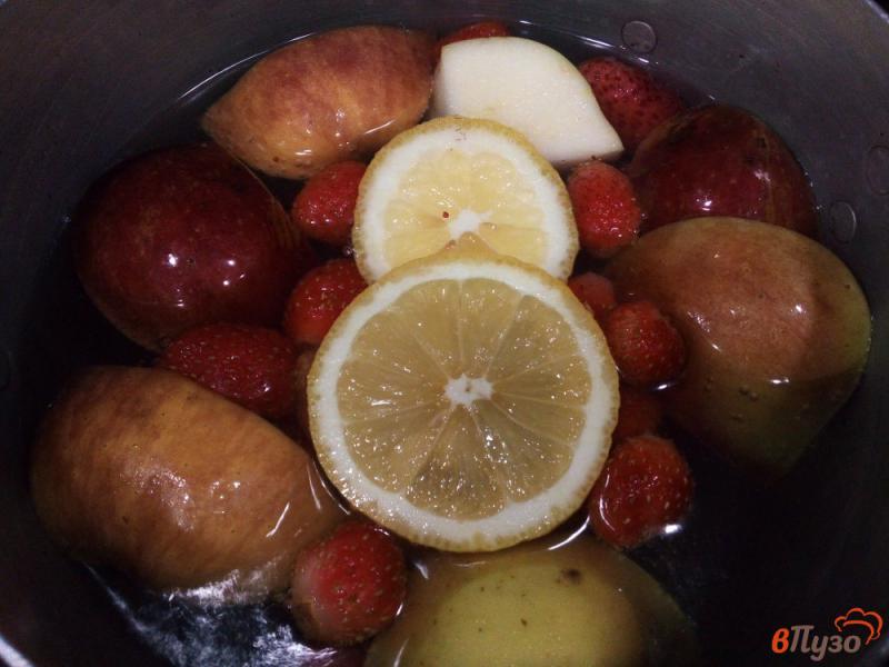 Фото приготовление рецепта: Компот из клубники, лимона и яблок шаг №5