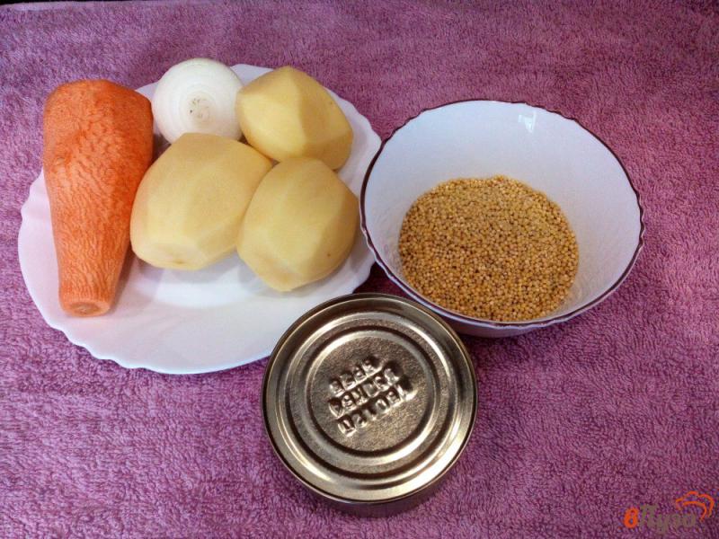 Фото приготовление рецепта: Пшенный суп с килькой и овощами шаг №1