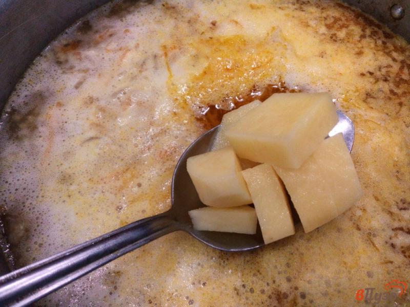 Фото приготовление рецепта: Пшенный суп с килькой и овощами шаг №6