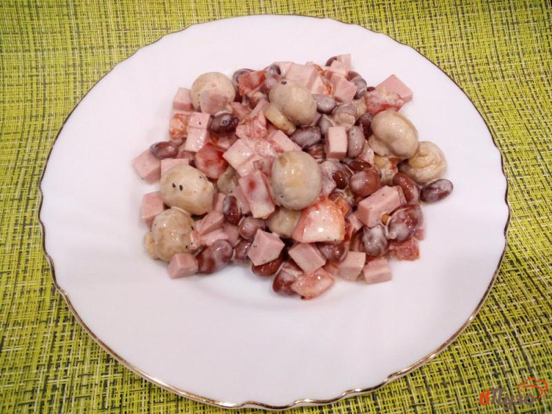 Фото приготовление рецепта: Грибной салат с фасолью и помидором шаг №7