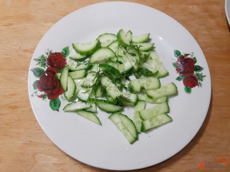 Фото приготовление рецепта: Салат овощной с чипсами и тунцом шаг №3