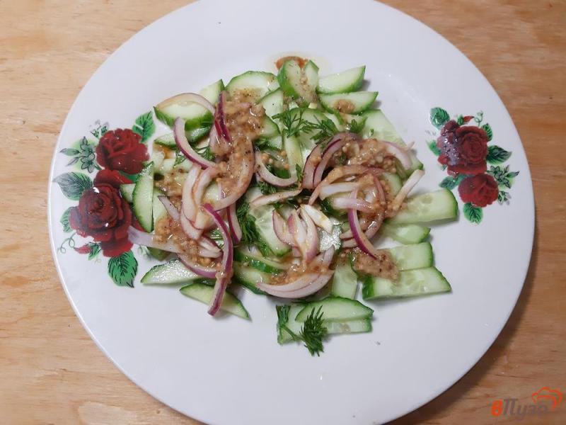 Фото приготовление рецепта: Салат овощной с чипсами и тунцом шаг №4