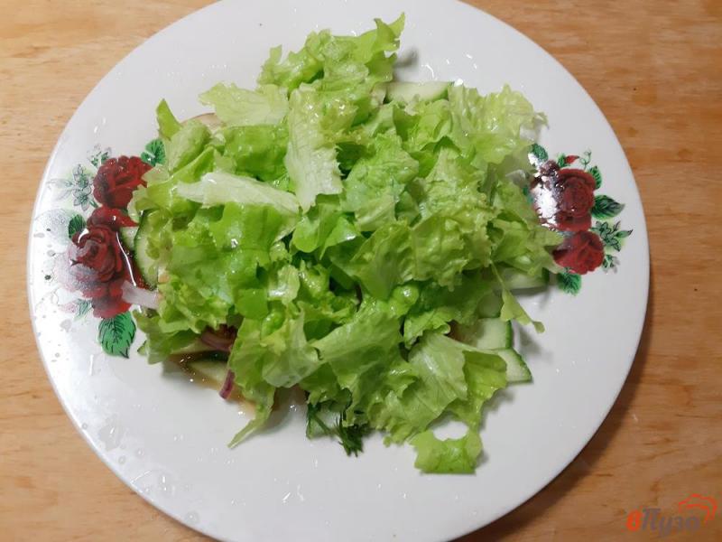 Фото приготовление рецепта: Салат овощной с чипсами и тунцом шаг №5