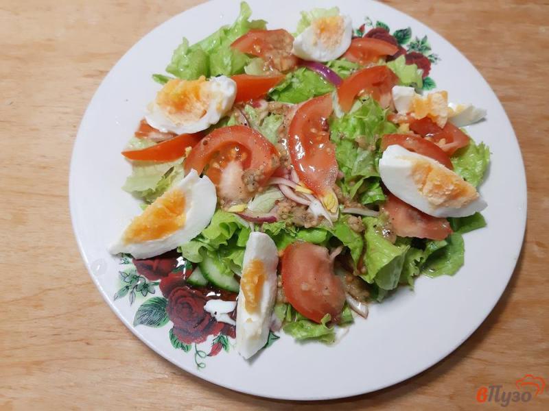 Фото приготовление рецепта: Салат овощной с чипсами и тунцом шаг №8