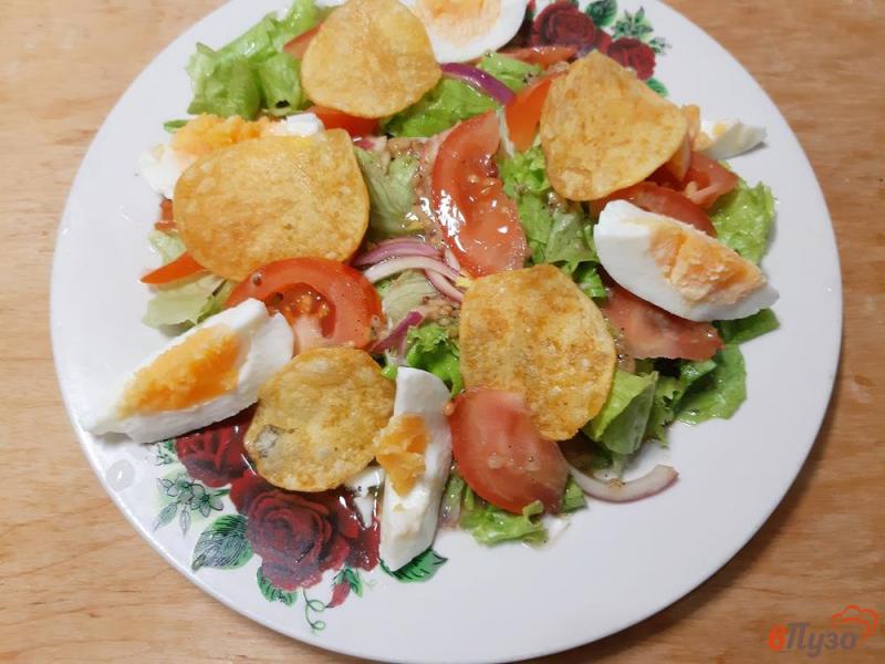 Фото приготовление рецепта: Салат овощной с чипсами и тунцом шаг №9