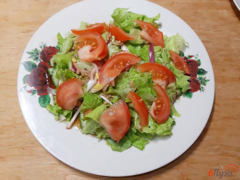Фото приготовление рецепта: Салат овощной с чипсами и тунцом шаг №7