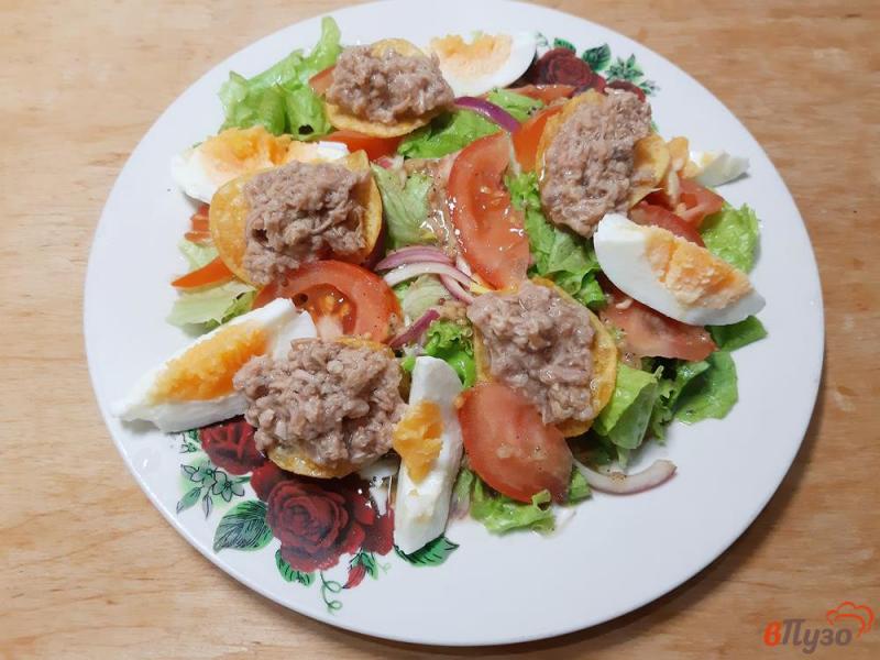 Фото приготовление рецепта: Салат овощной с чипсами и тунцом шаг №10