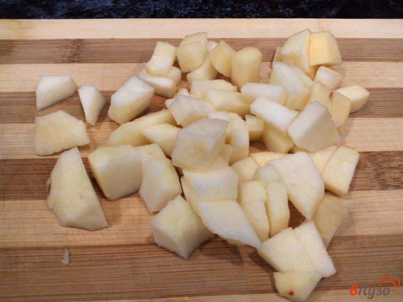 Фото приготовление рецепта: Фруктовый салат с яблоком, грушей, виноградом и йогуртом шаг №2