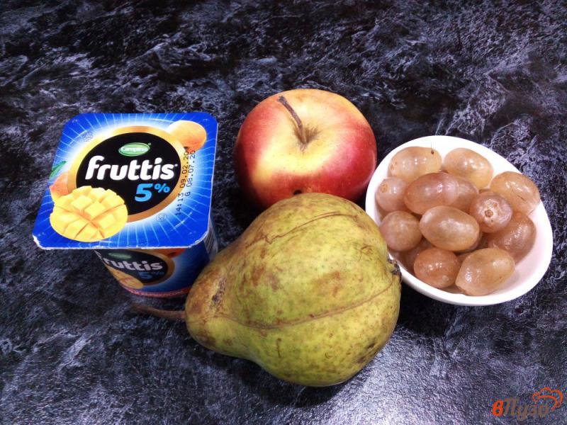 Фото приготовление рецепта: Фруктовый салат с яблоком, грушей, виноградом и йогуртом шаг №1