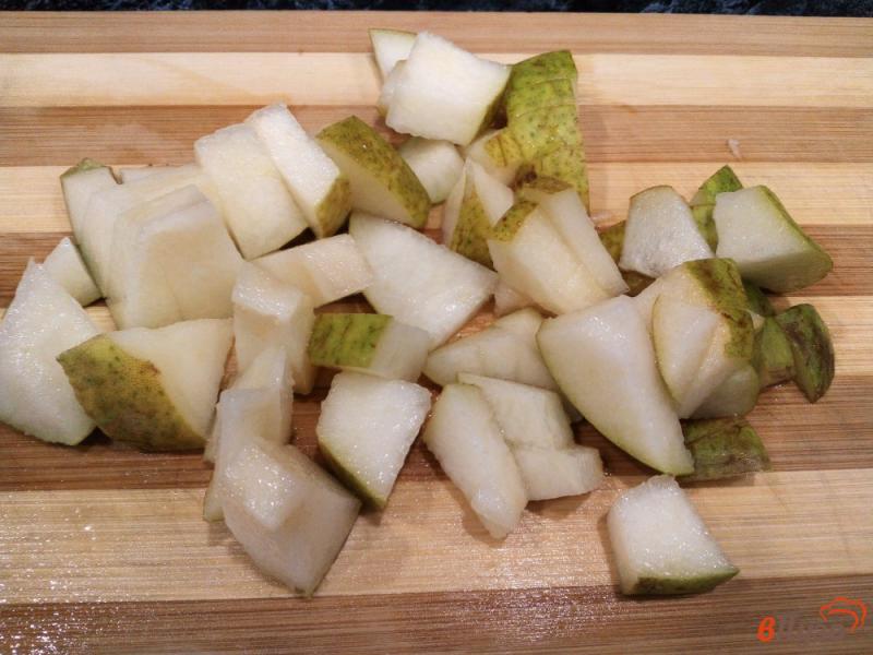 Фото приготовление рецепта: Фруктовый салат с яблоком, грушей, виноградом и йогуртом шаг №4