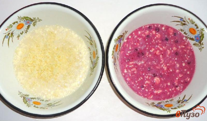 Фото приготовление рецепта: Булочки-лепёшки с сыром и брусничным соусом шаг №3
