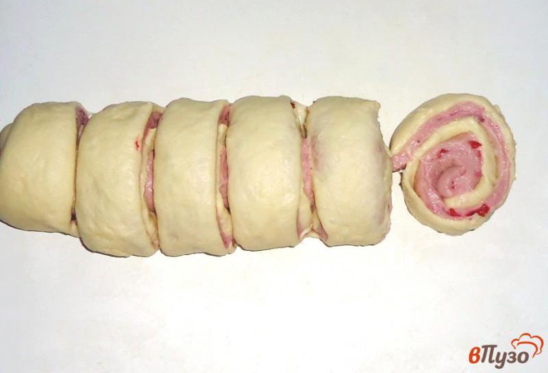 Фото приготовление рецепта: Булочки-лепёшки с сыром и брусничным соусом шаг №9