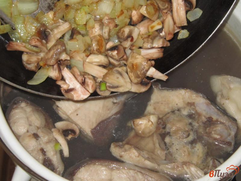 Фото приготовление рецепта: Суп из горбуши с шампиньонами шаг №4