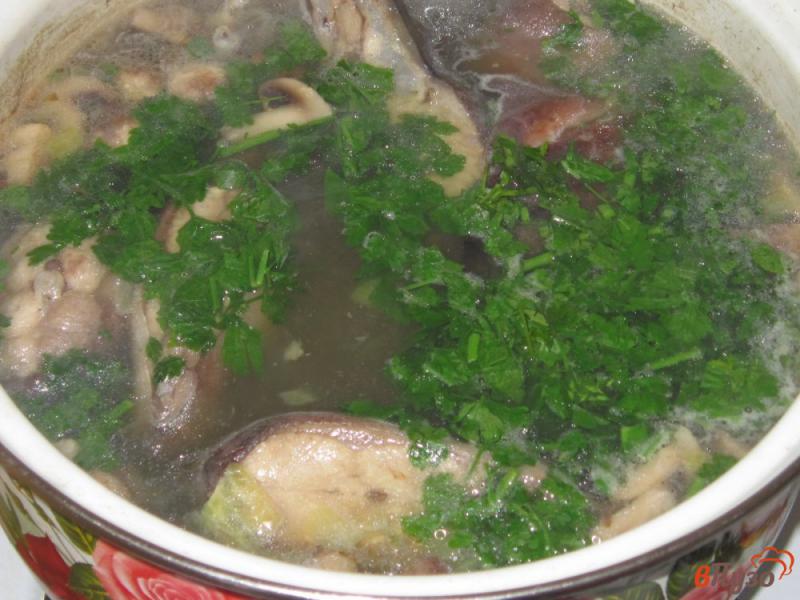Фото приготовление рецепта: Суп из горбуши с шампиньонами шаг №6