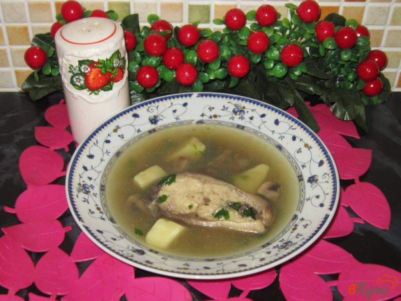 Фото приготовление рецепта: Суп из горбуши с шампиньонами шаг №7