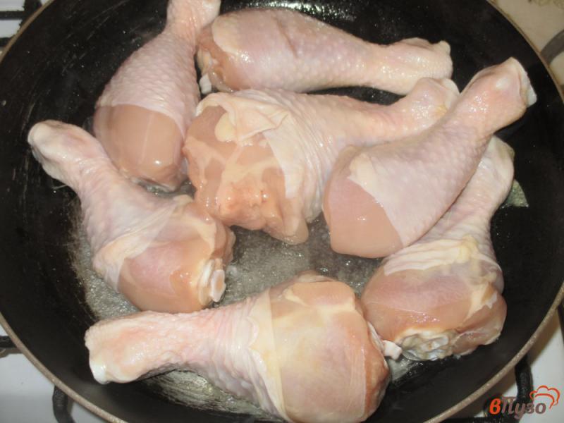 Фото приготовление рецепта: Куриные голени томленные в сковороде шаг №1