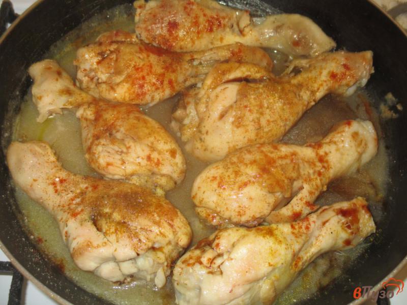 Фото приготовление рецепта: Куриные голени томленные в сковороде шаг №3