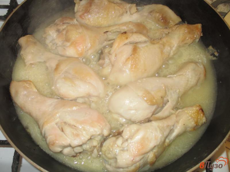 Фото приготовление рецепта: Куриные голени томленные в сковороде шаг №2