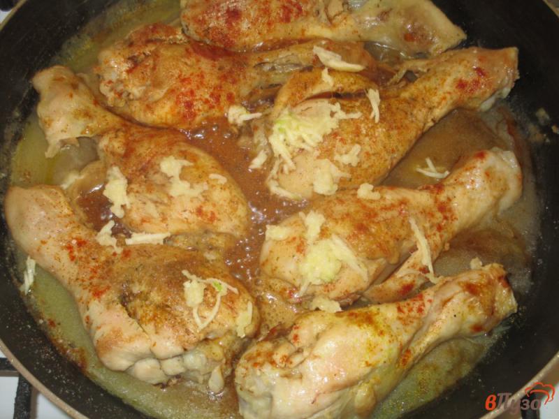 Фото приготовление рецепта: Куриные голени томленные в сковороде шаг №4