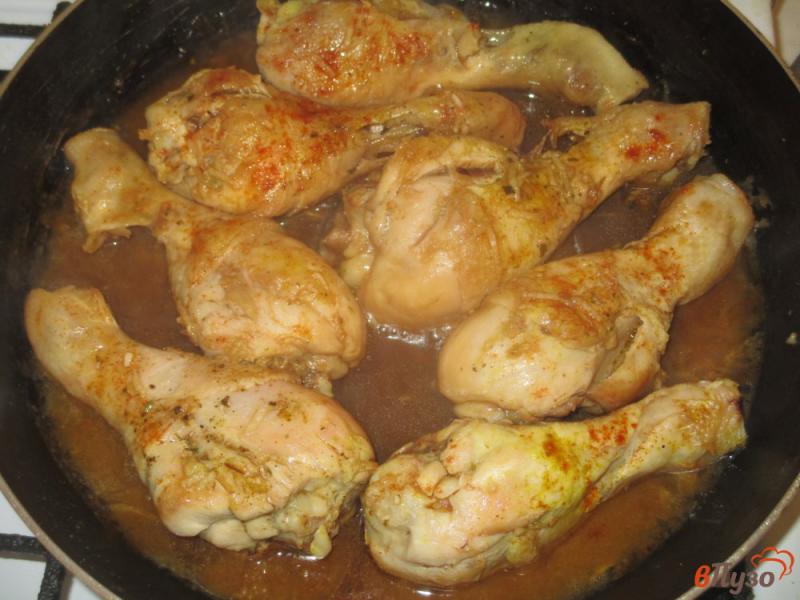 Фото приготовление рецепта: Куриные голени томленные в сковороде шаг №5
