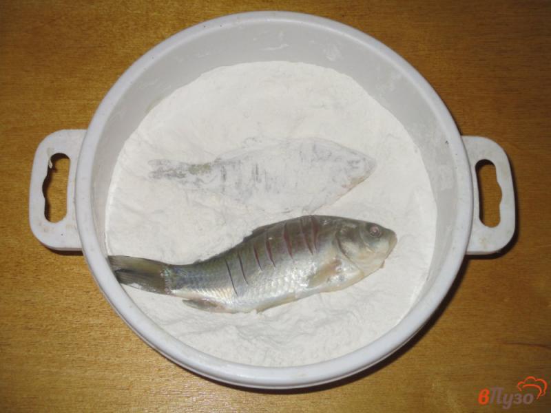 Фото приготовление рецепта: Жареная речная рыба шаг №2