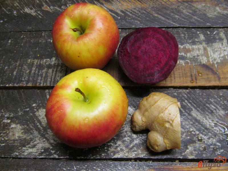 Фото приготовление рецепта: Витаминный сок из яблок имбиря и свеклы шаг №1