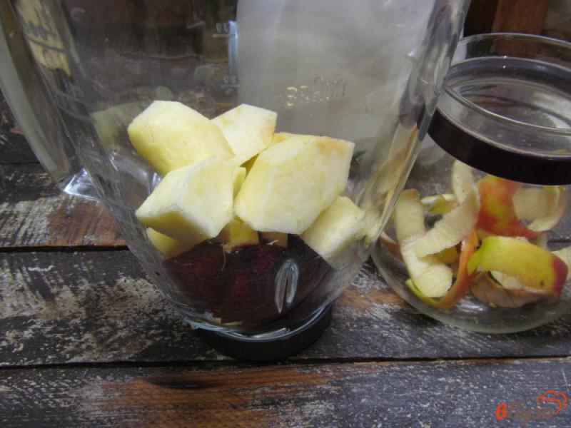 Фото приготовление рецепта: Витаминный сок из яблок имбиря и свеклы шаг №3