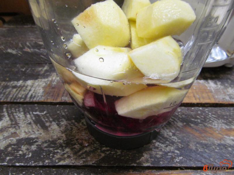 Фото приготовление рецепта: Витаминный сок из яблок имбиря и свеклы шаг №4