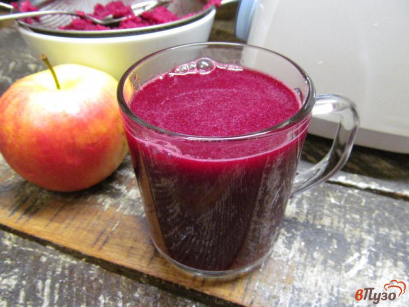 Фото приготовление рецепта: Витаминный сок из яблок имбиря и свеклы шаг №8