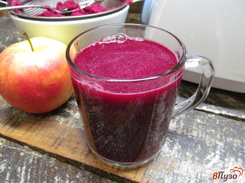 Фото приготовление рецепта: Витаминный сок из яблок имбиря и свеклы шаг №9