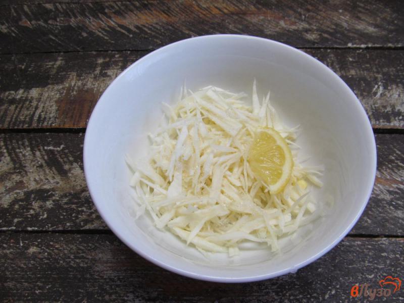 Фото приготовление рецепта: Капустный салат с крабовыми палочками огурцом и кукурузой шаг №1