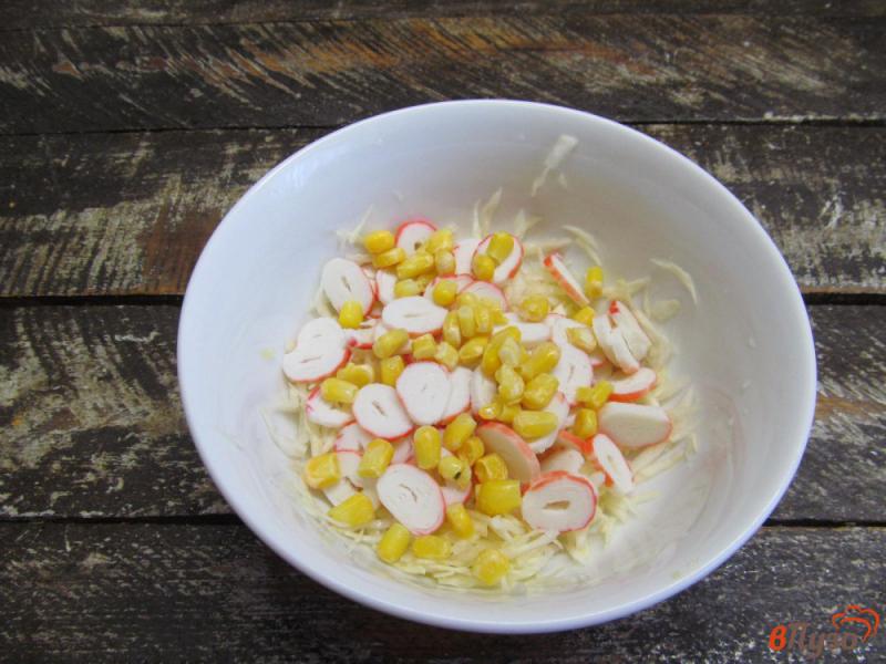 Фото приготовление рецепта: Капустный салат с крабовыми палочками огурцом и кукурузой шаг №3