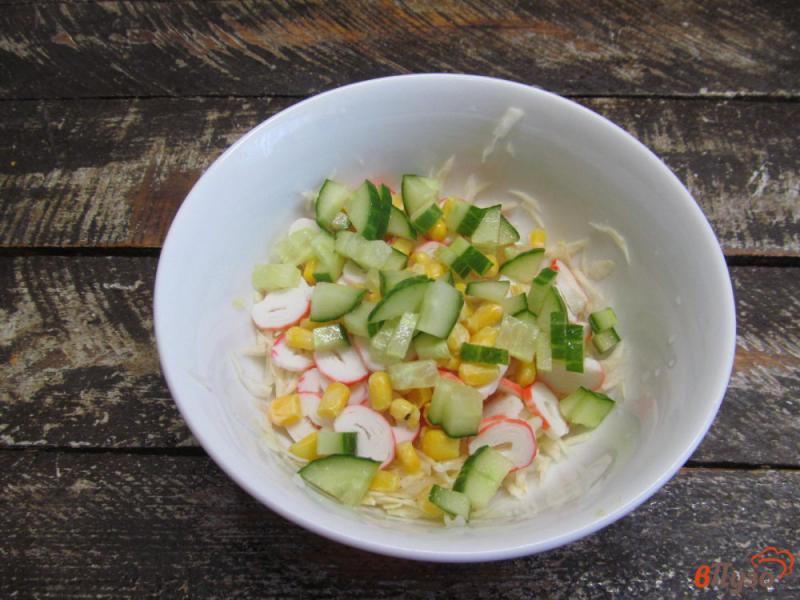Фото приготовление рецепта: Капустный салат с крабовыми палочками огурцом и кукурузой шаг №4